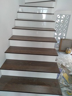 Cầu thang gỗ công nghiệp dày 12mm